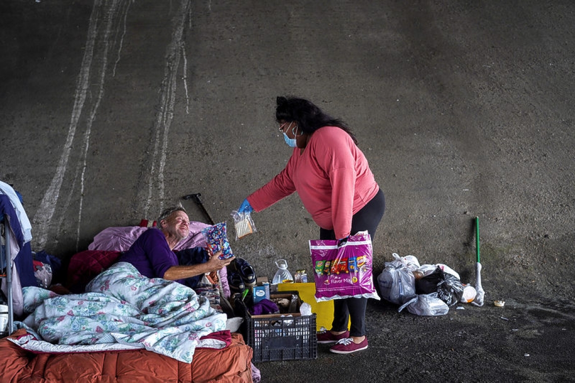 Woman living in her car brings sandwiches, love to the homeless